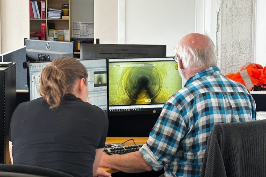 team viewing laser profiler data